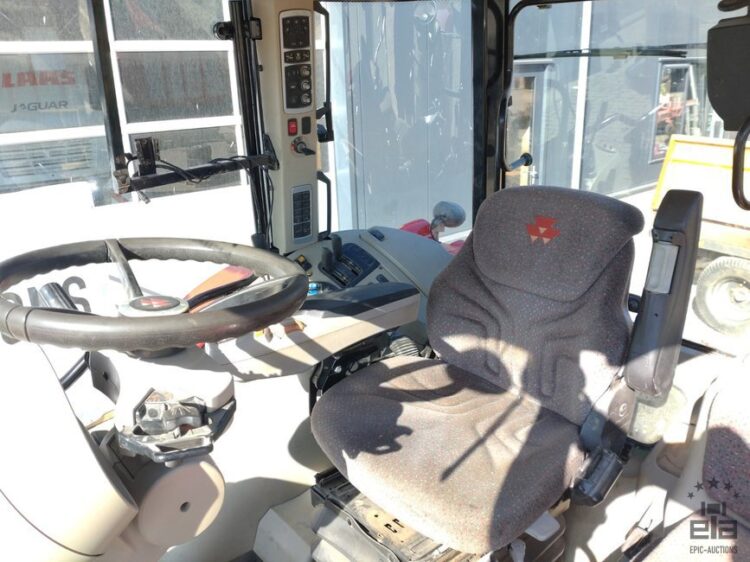 2015 Massey Ferguson 7615 Dyna-6 Tractor - Image 5