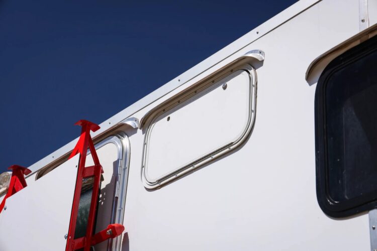2004 Mercedes-Benz Unimog U500 Camper Conversion - Image 25