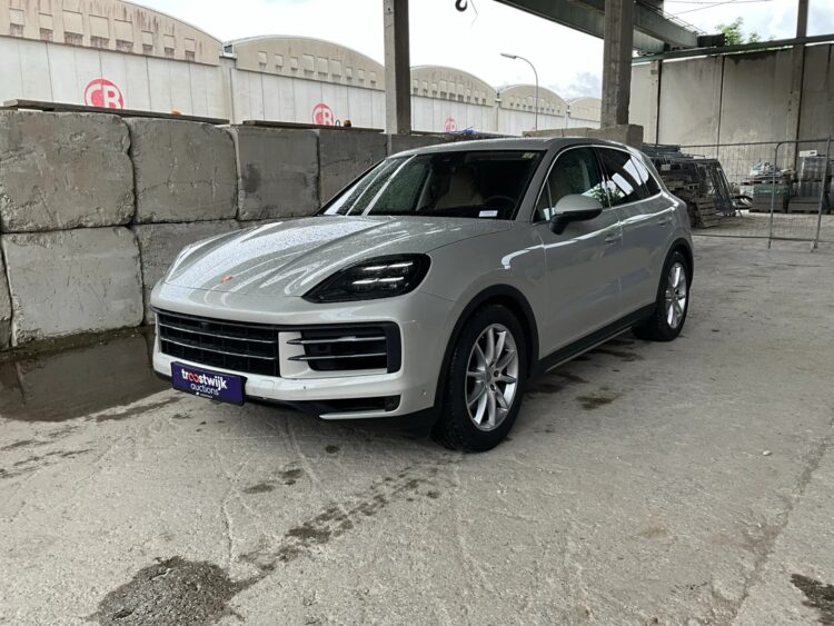2024 Porsche Cayenne - Image 2