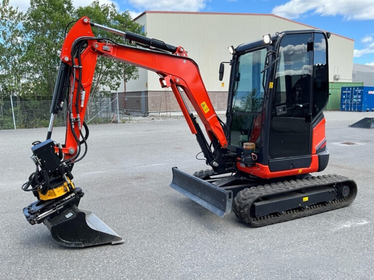 2022 Kubota U27-4 Excavator with Engcon tiltrotator and 3 utensils - Image 59