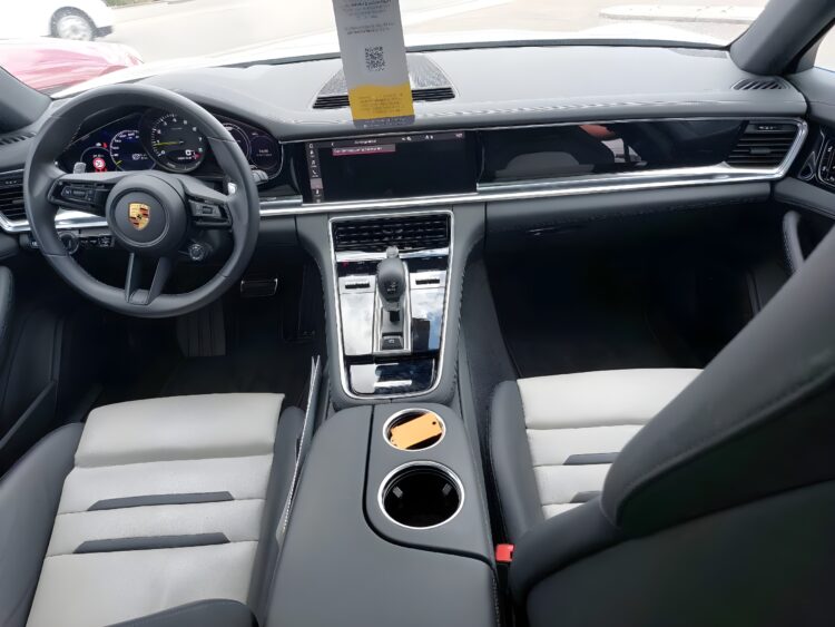 2021 Porsche Panamera Sport Turismo 4S E-Hybrid - Image 12