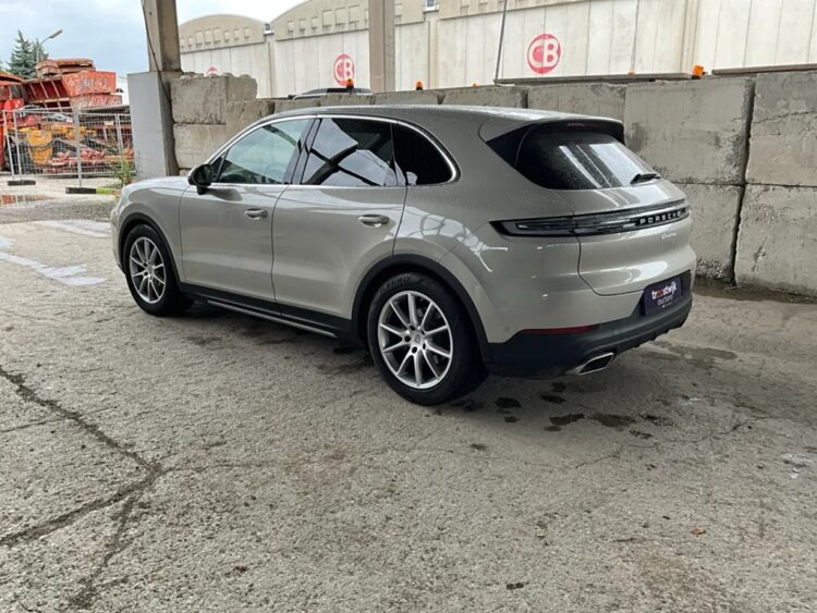 2024 Porsche Cayenne - Image 12