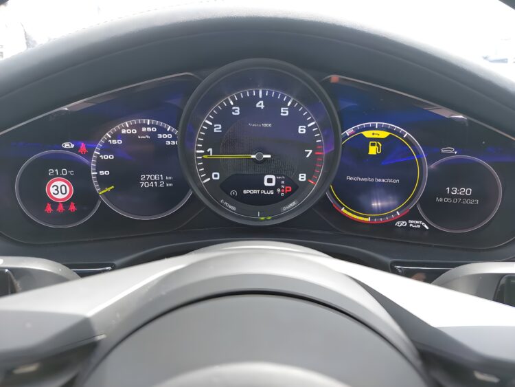 2021 Porsche Panamera Sport Turismo 4S E-Hybrid - Image 13