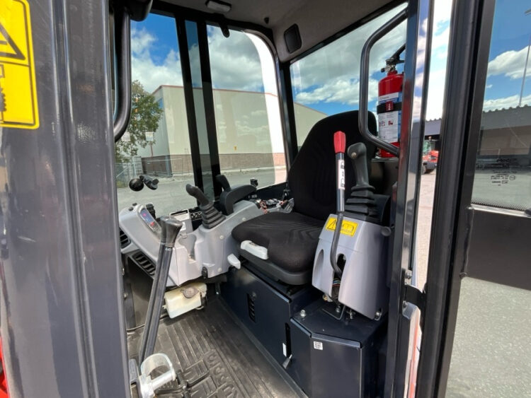 2022 Kubota U27-4 Excavator with Engcon tiltrotator and 3 utensils - Image 48
