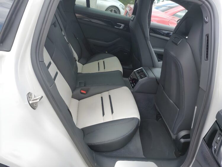 2021 Porsche Panamera Sport Turismo 4S E-Hybrid - Image 15