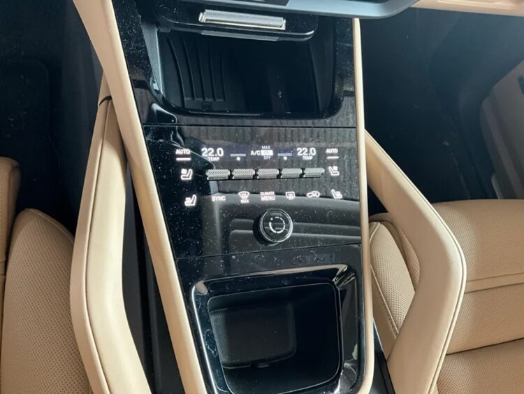 2024 Porsche Cayenne - Image 15