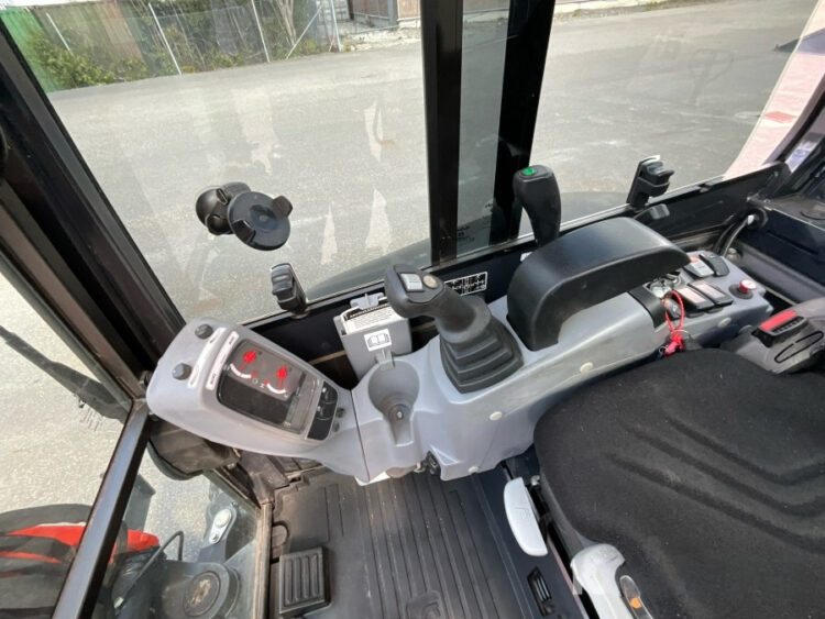 2022 Kubota U27-4 Excavator with Engcon tiltrotator and 3 utensils - Image 45