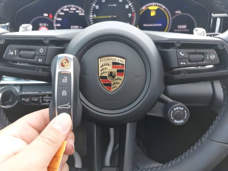 2021 Porsche Panamera Sport Turismo 4S E-Hybrid - Image 17