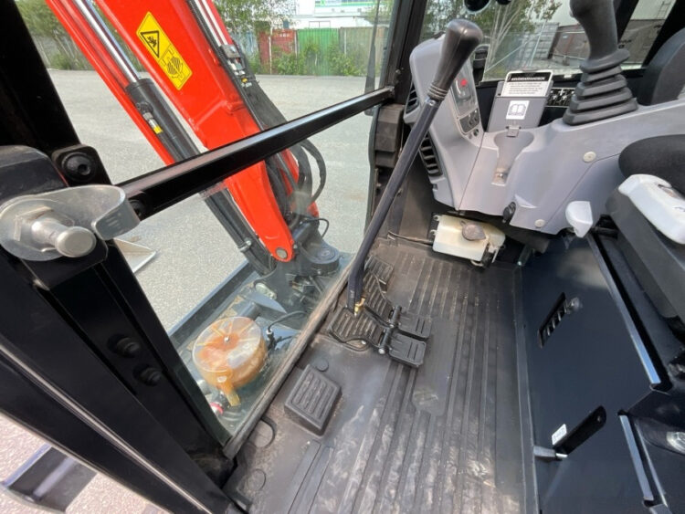2022 Kubota U27-4 Excavator with Engcon tiltrotator and 3 utensils - Image 44