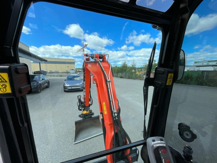 2022 Kubota U27-4 Excavator with Engcon tiltrotator and 3 utensils - Image 43