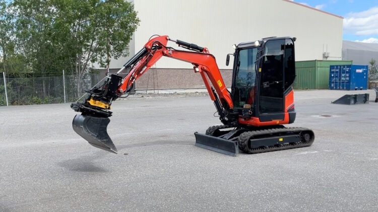 2022 Kubota U27-4 Excavator with Engcon tiltrotator and 3 utensils - Image 58