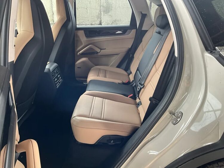 2024 Porsche Cayenne - Image 25