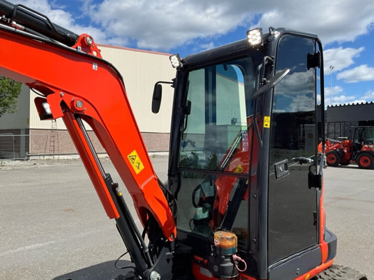 2022 Kubota U27-4 Excavator with Engcon tiltrotator and 3 utensils - Image 33