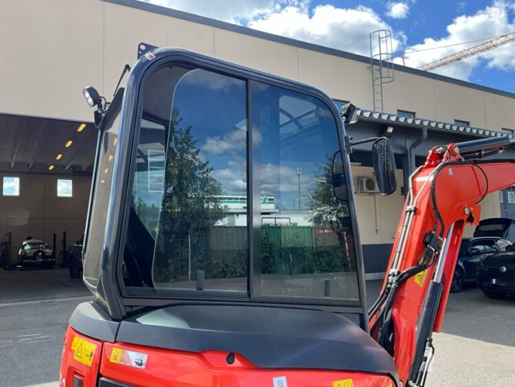 2022 Kubota U27-4 Excavator with Engcon tiltrotator and 3 utensils - Image 21