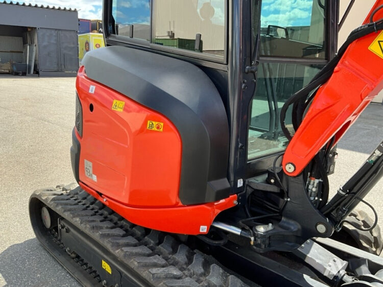2022 Kubota U27-4 Excavator with Engcon tiltrotator and 3 utensils - Image 16