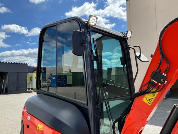 2022 Kubota U27-4 Excavator with Engcon tiltrotator and 3 utensils - Image 15