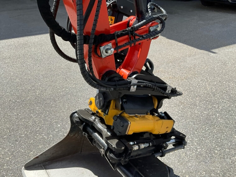 2022 Kubota U27-4 Excavator with Engcon tiltrotator and 3 utensils - Image 11