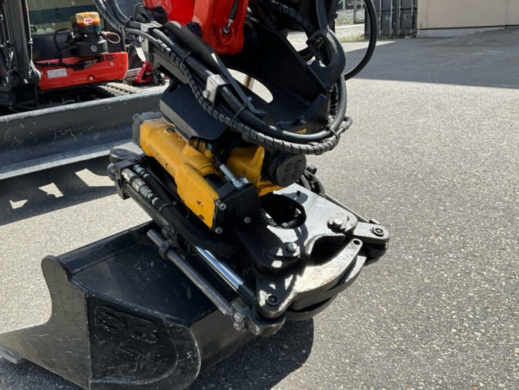 2022 Kubota U27-4 Excavator with Engcon tiltrotator and 3 utensils - Image 9