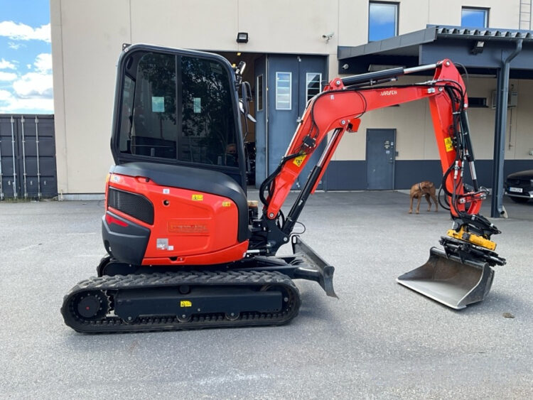 2022 Kubota U27-4 Excavator with Engcon tiltrotator and 3 utensils - Image 53