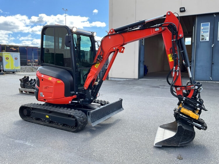 2022 Kubota U27-4 Excavator with Engcon tiltrotator and 3 utensils