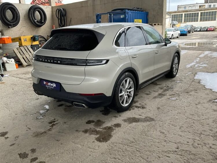 2024 Porsche Cayenne - Image 10