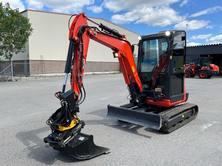 2022 Kubota U27-4 Excavator with Engcon tiltrotator and 3 utensils - Image 51