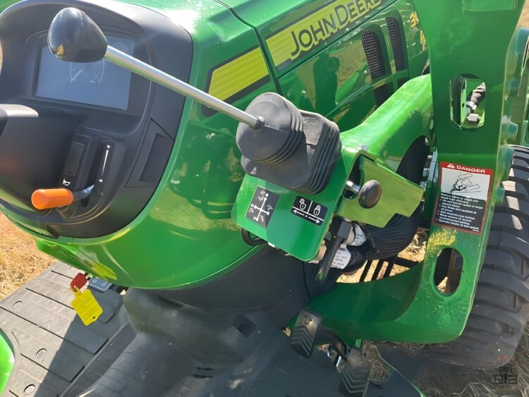 2021 John Deere 3038E compact tractor with front loader - Image 17