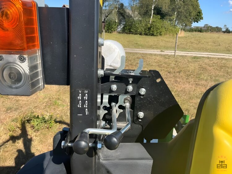 2021 John Deere 3038E compact tractor with front loader - Image 19