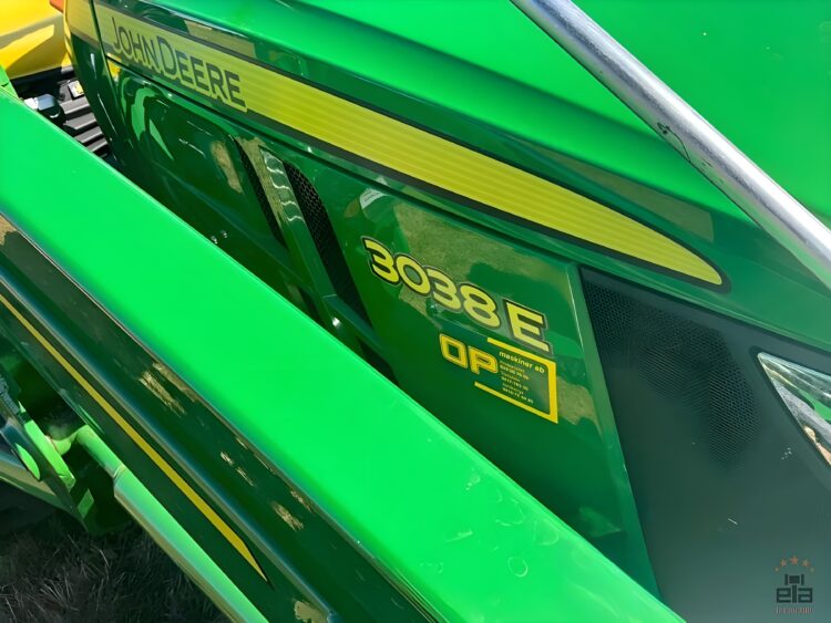 2021 John Deere 3038E compact tractor with front loader - Image 20