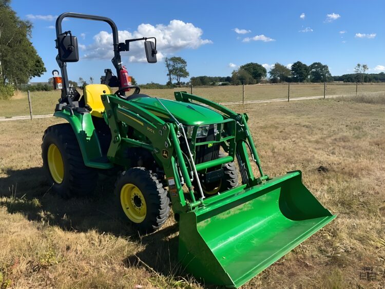 2021 John Deere 3038E compact tractor with front loader - Image 9