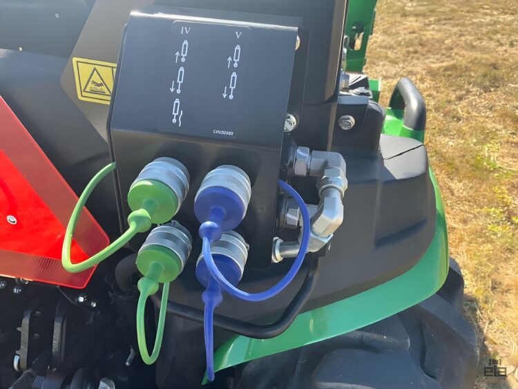 2021 John Deere 3038E compact tractor with front loader - Image 24