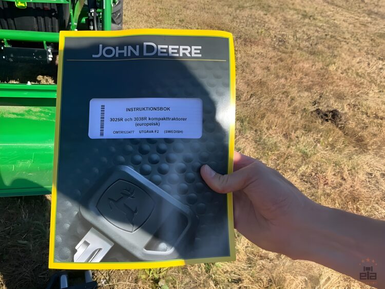 2021 John Deere 3038E compact tractor with front loader - Image 11