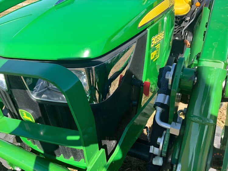 2021 John Deere 3038E compact tractor with front loader - Image 3