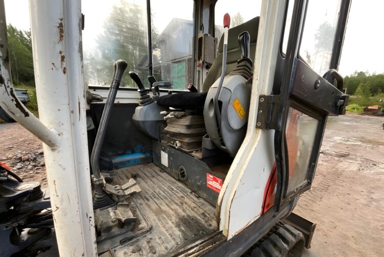 2004 Kubota KX61-3 with 4 buckets - Image 11