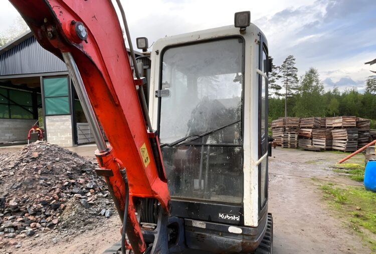 2004 Kubota KX61-3 with 4 buckets - Image 13