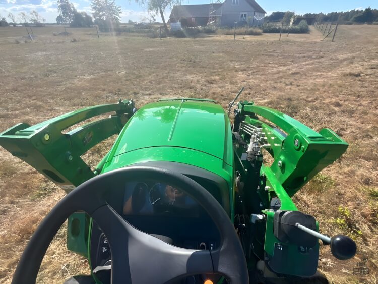 2021 John Deere 3038E compact tractor with front loader - Image 8